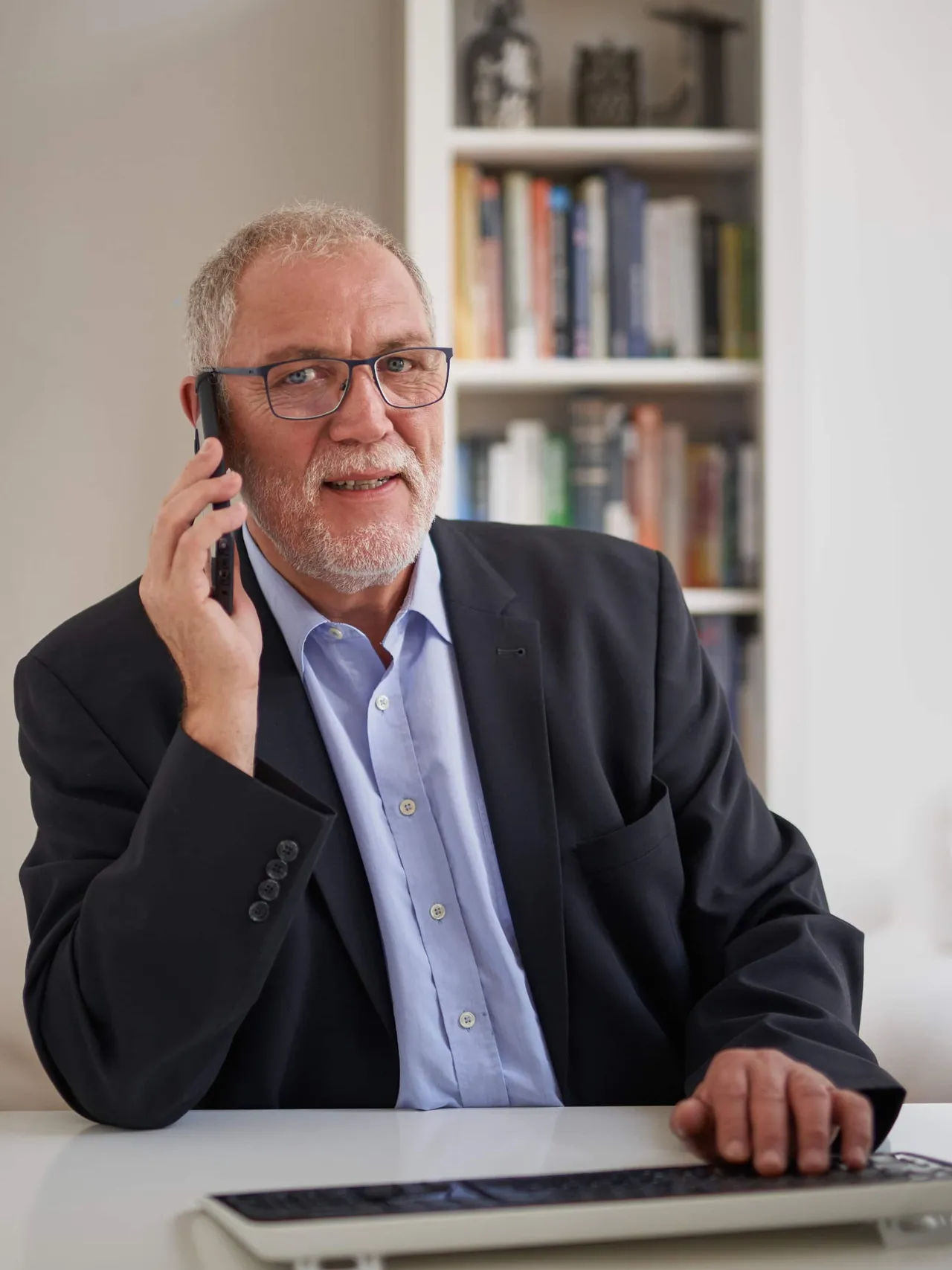Horst Willschrei im Telefonat am Schreibtisch